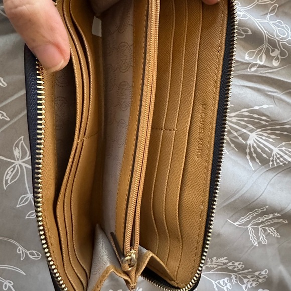 Michael Kors wallet - Picture 4 of 6